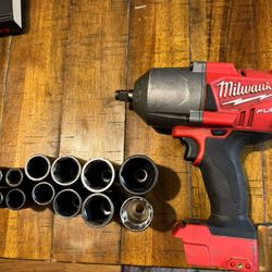 Milwaukee M18 FUEL 1/2” Impact Wrench + 12 Socket Set