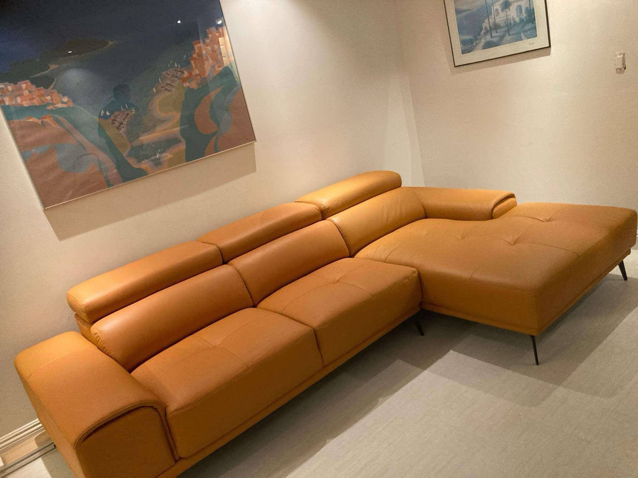 New Leather Sectional Couch! Includes Free Delivery 🚚!