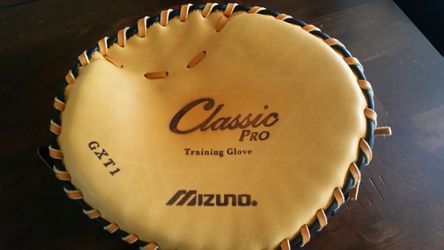 Mizuno Classic Pro Trainging Glove. GXT1