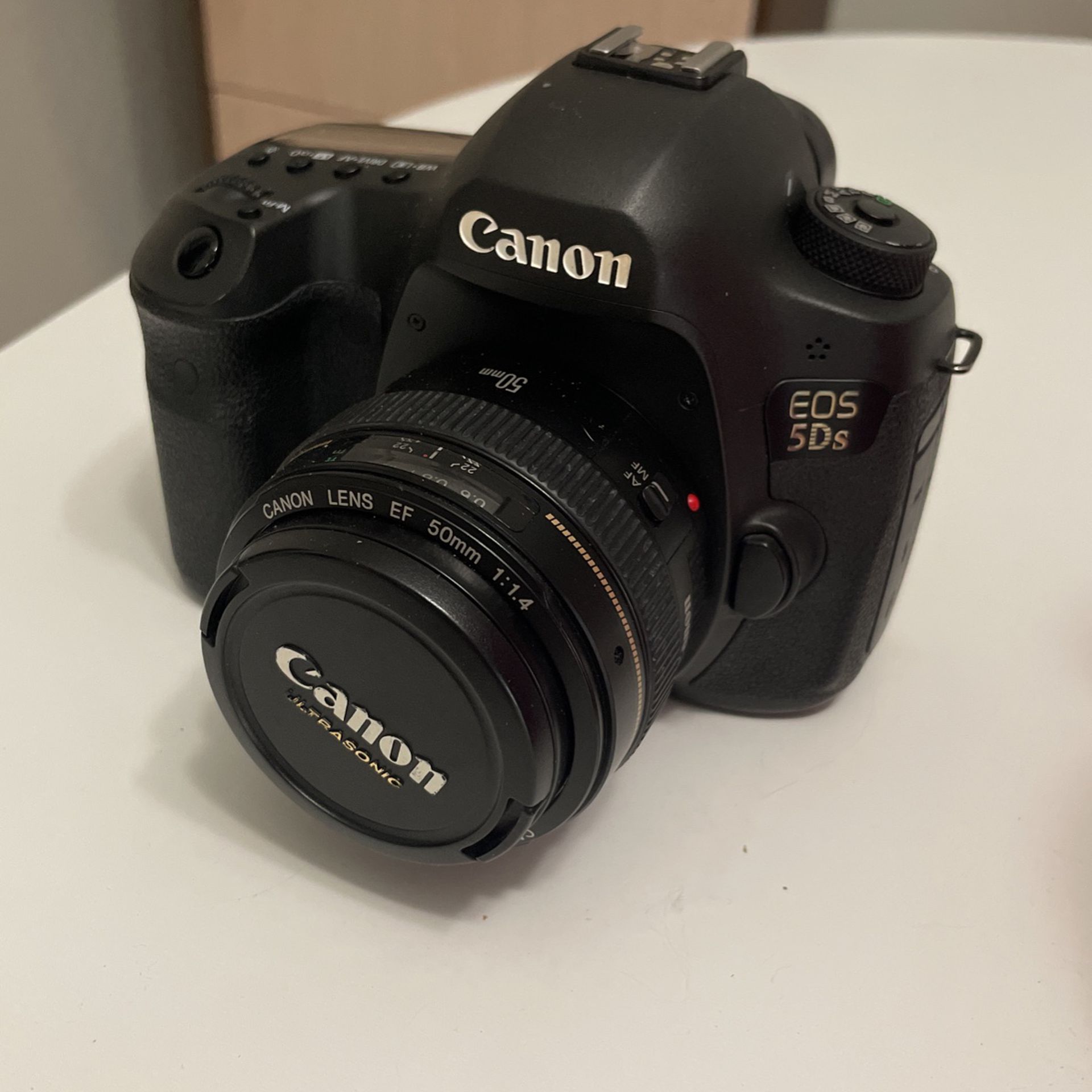 Canon EOS 5ds(with Lens, Battery, Strap, Box)