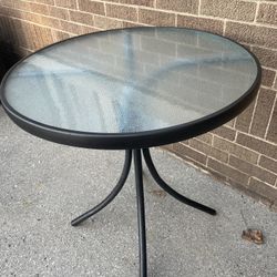 Like New Glass Bistro Patio Deck Table 27" W x 28" H pequeña mesa de bistró. Excellent Condition 