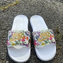 Women’s Nike victori one slides 8