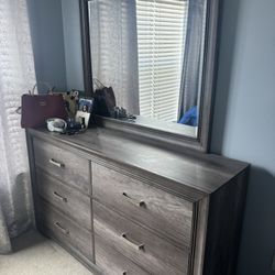 Dresser With Mirror