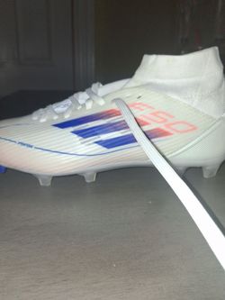 The color is white blue and orange it's the original and the brand is Adidas
