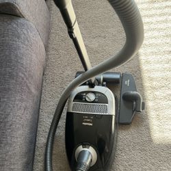 MIELE Callisto vacuum with attachments for carpet and floor 🌺