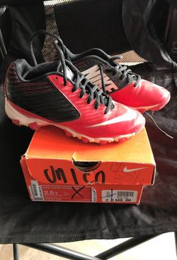 Youth baseball cleats