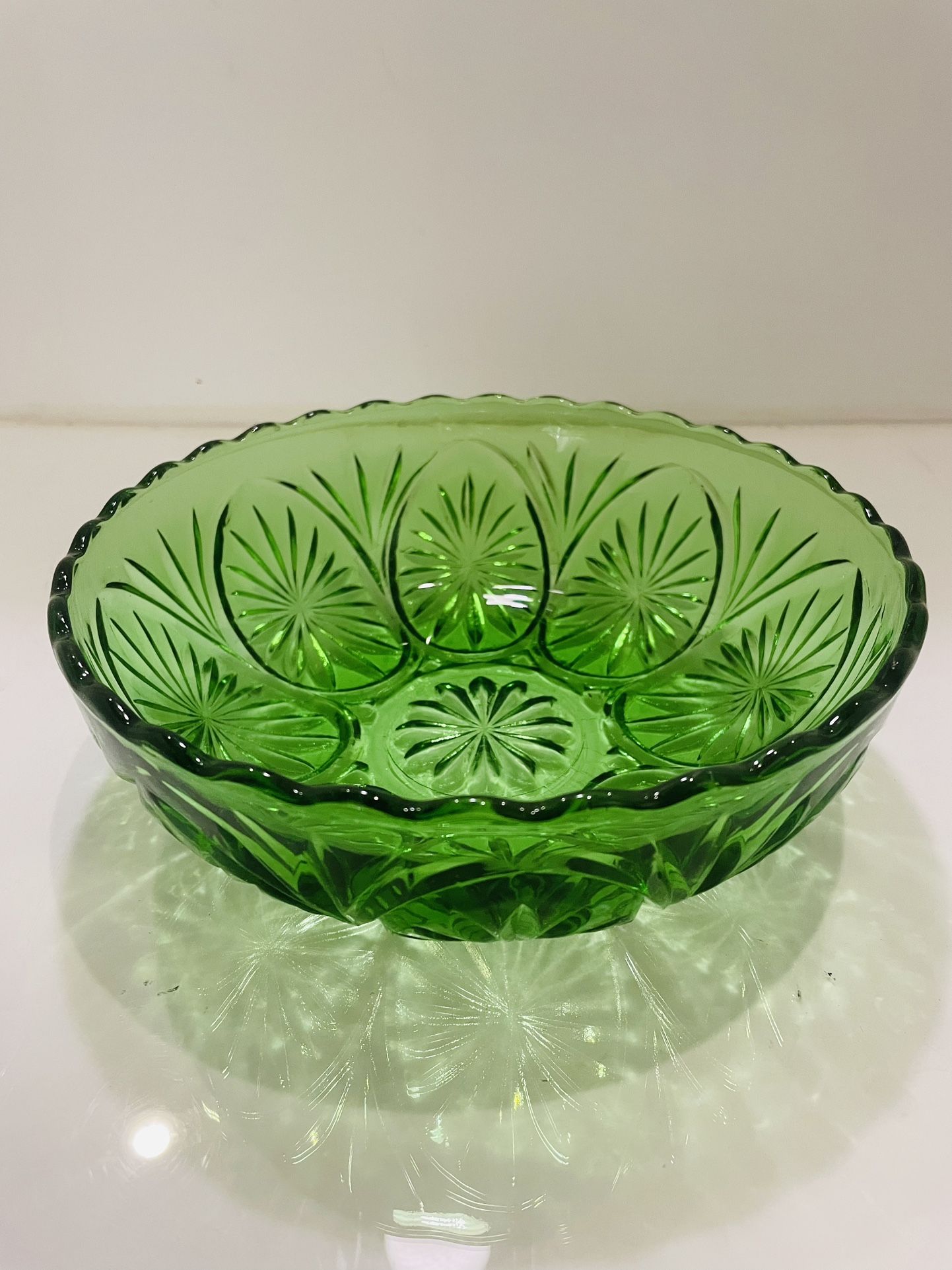 Vintage ANCHOR HOCKING 8" Fruit / Vegetable / Chip Bowl MEDALLION GREEN