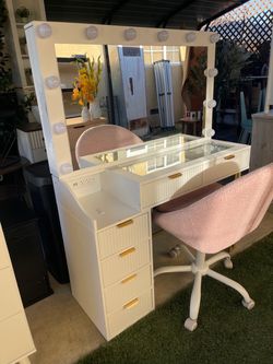 White Vanity Desk with Hollywood Mirror