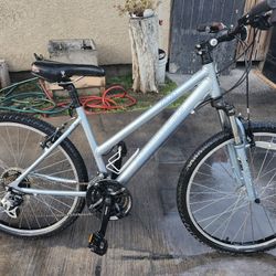 Mountain Bike  LIKE NEW 👍 OBO 🔥 🔥 