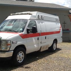 2013 FORD DELUX HEAVY DUTY V-10 AMBULANCE/F350