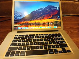MacBook Pro i7 15", 2.5 GHz, 8GB RAM, 750 GB