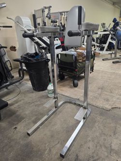 Knee raise / dip gym equipment exercise fitness weight workout machine