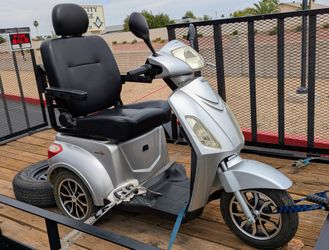 Scooter electric, trike, 24 volts, 15 mph, like new !