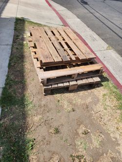 Free pallets 99th/Budllong