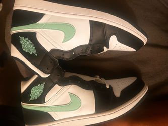 Jordan 1 mid green glow