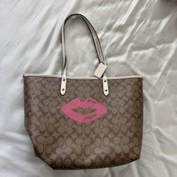 Coach City Tote In Signature Canvas With Kiss 