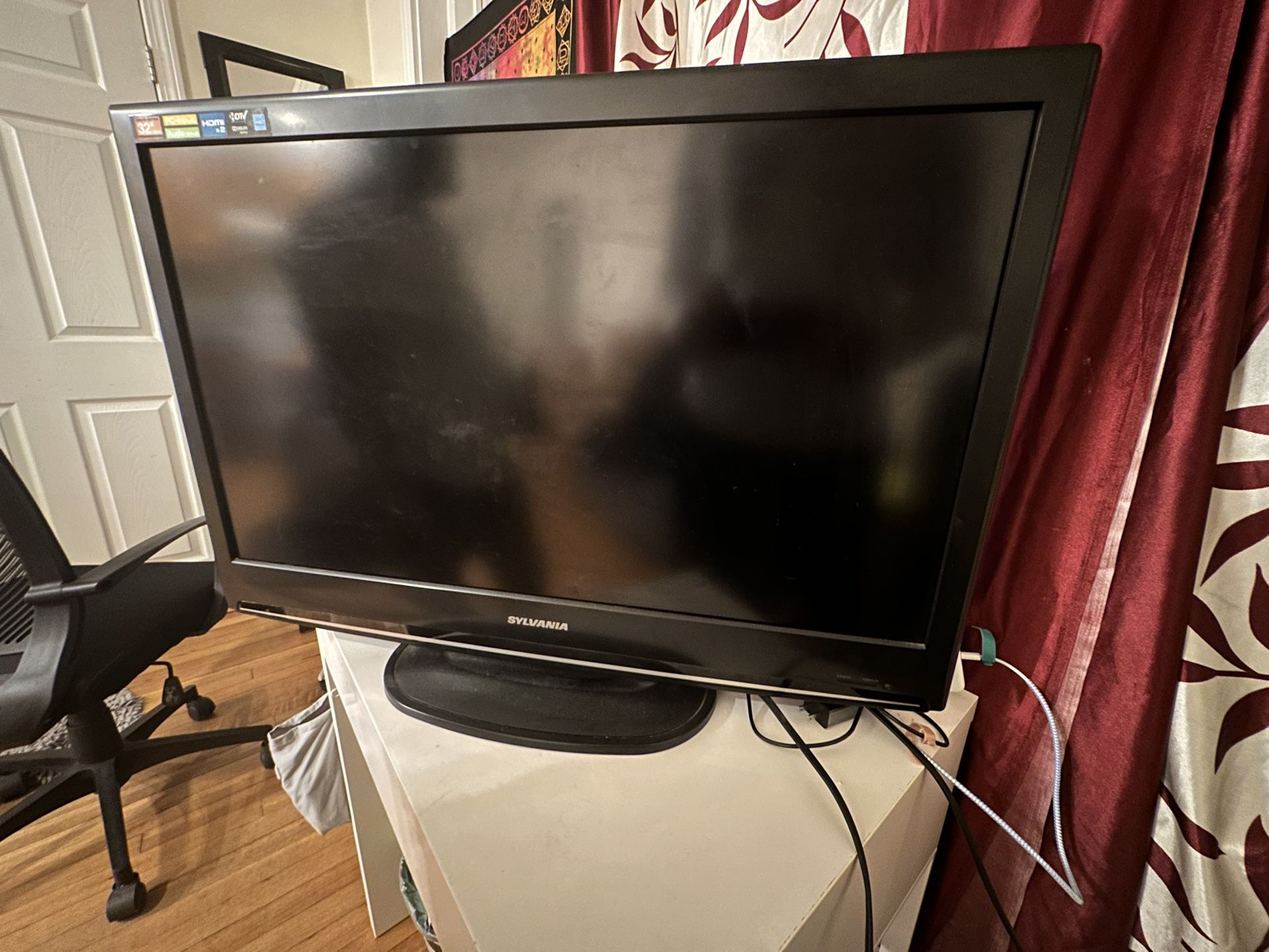 32 Inches TV