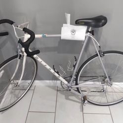 Classic Miyata Road Bike – Lightweight & Reliable