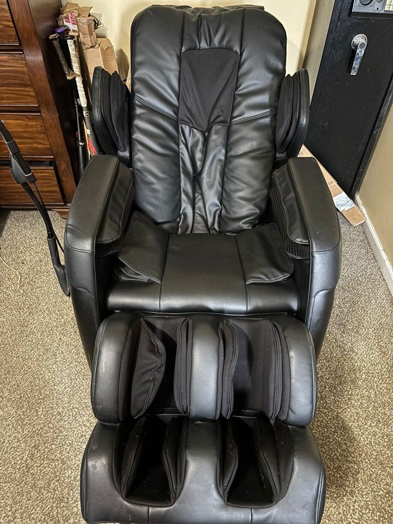 Zero gravity massage chair