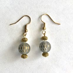 ⚜️ Beautiful, clear and gold tone beaded earrings