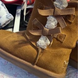 Size 4 Kookaburra  By ugg 