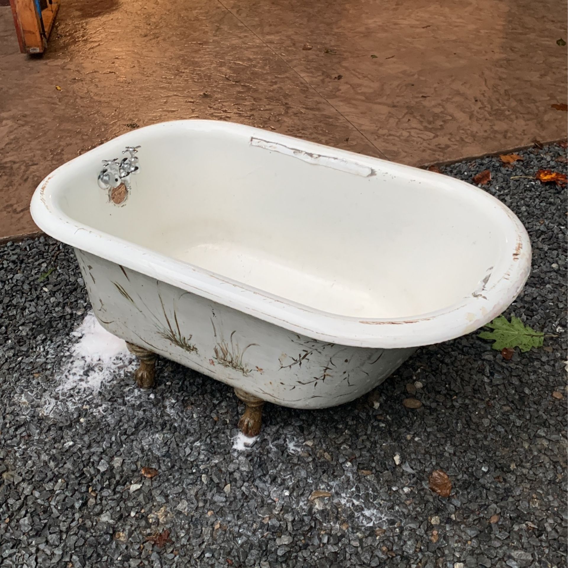 Antique Claw Foot Tub. 4 Foot Called A 3/4 Tub From 20’s Or 30’s