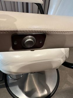 Belvedere B61CS Seville Barber Chair – Like New.