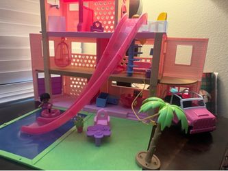 Pool Party Doll House with dolls