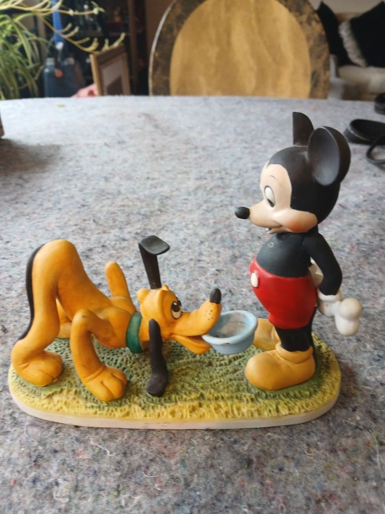 VINTAGE Walt Disney Mickey Mouse & Pluto Porcelain Bisque Figurine Taiwan
This vintage Walt Disney Mickey Mouse & Pluto Porcelain Bisque Figurine fr