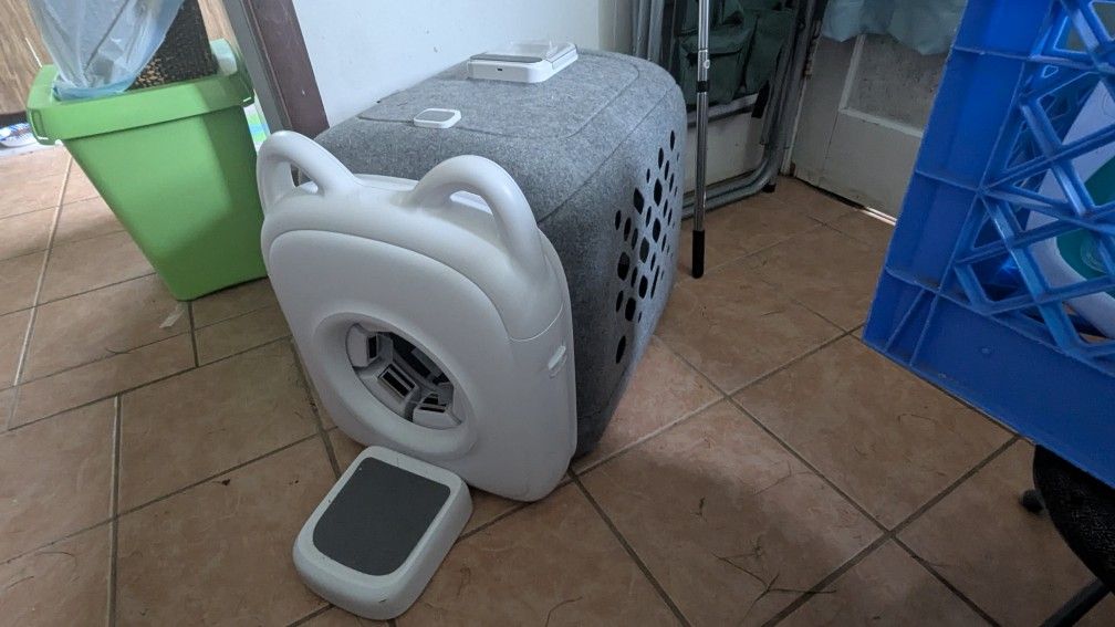 Like New - PawSwing Grooming Cat Box
