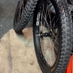 Gt Mohawk Rims W/ Brand New MaxxisMaxx Daddy Tires