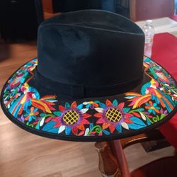 New Never Worn Women's HAT Medium