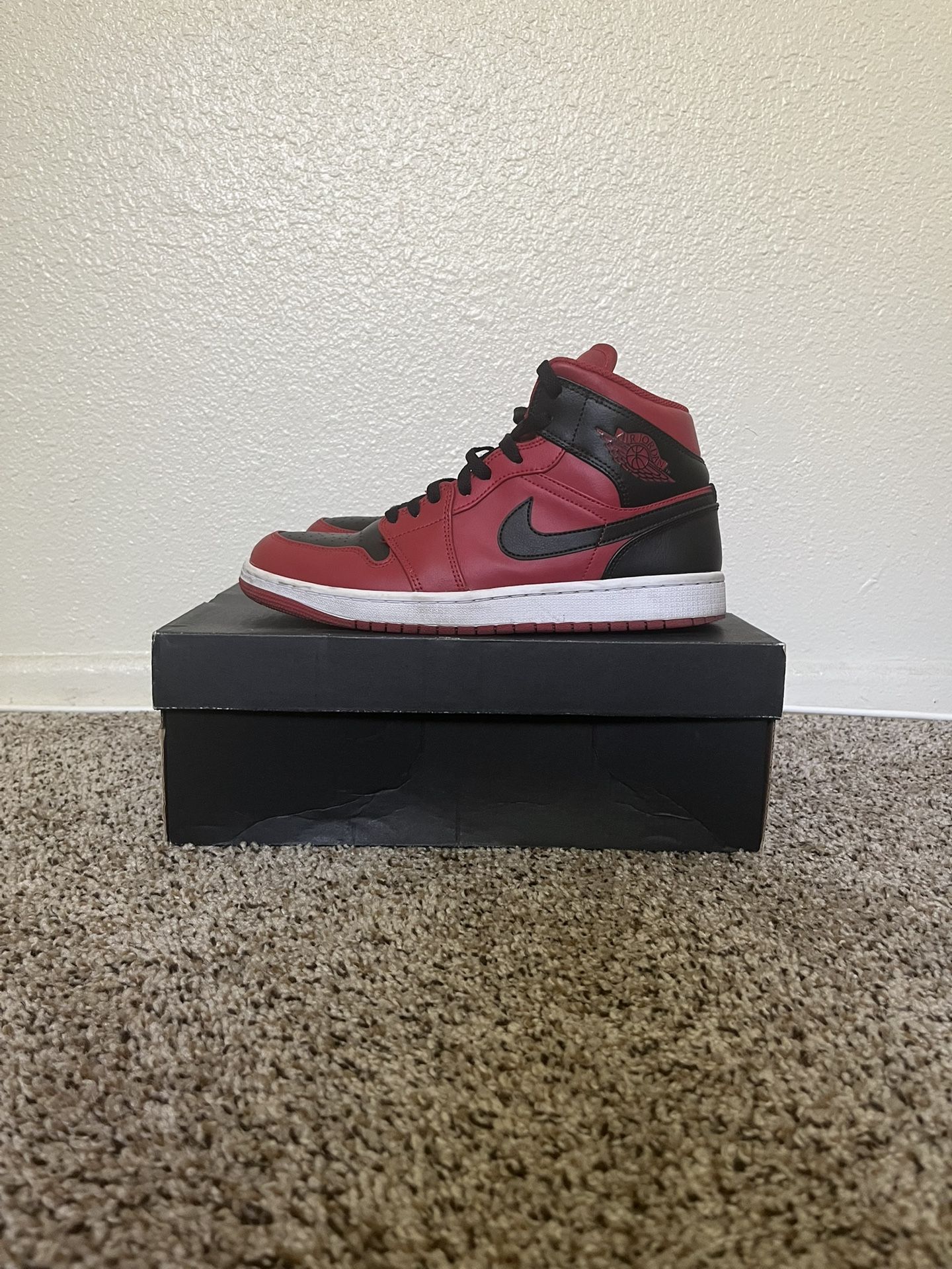 Air Jordan 1 Mid Gym red