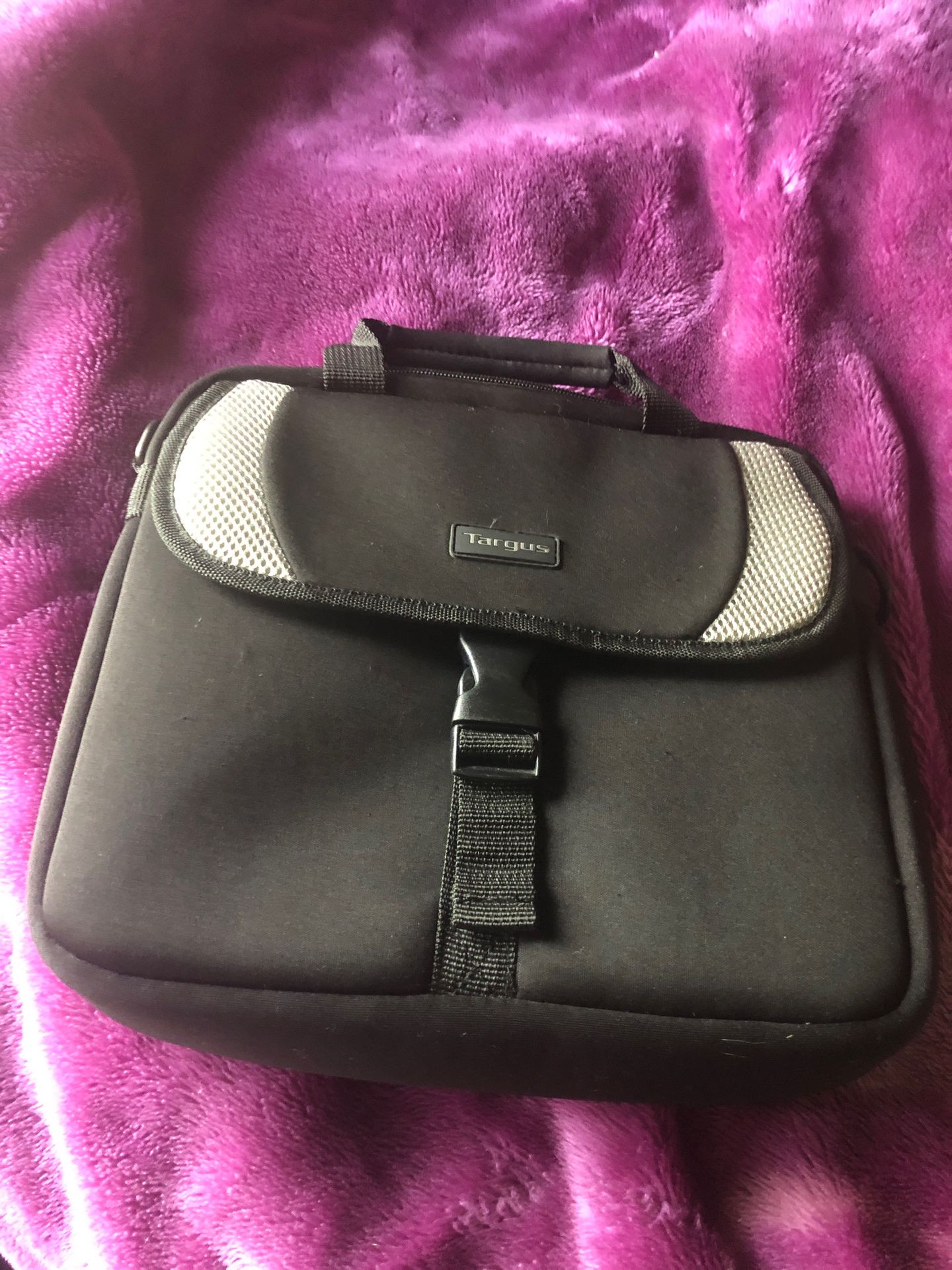 Laptop π¨βπ» π» and small size computer carrying bag perfect for taking ur laptop or computer anywhere