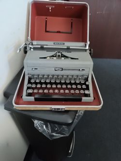 Royal Quite Deluxe Typewriter 