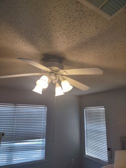 White ceiling fan , ventilator de techo, regular Size 