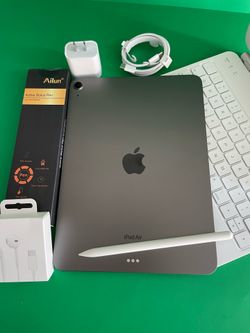 Apple IPad Air 5th Generation (10.9” Liquid Retina/ M1 chip / 2022 Model) 64GB with pen, keyboard case & Accessories (256gb $479)