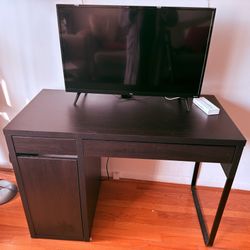 Roku Smart TV + IKEA Table Set – Great Condition, Ready to Use