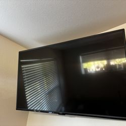 Vizio Smart Tv / Sound bar With Subwoofer / Wall mount