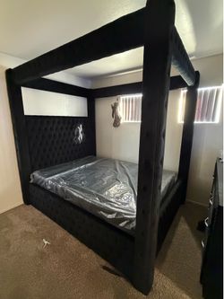 Queen canopy bedframe