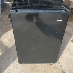 Mini fridge 