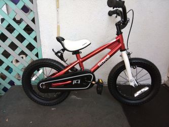 RoyalBaby Freestyle kids bike featuring a white seat and 14-inch