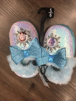 NWT frozen indoor shoes size 5/6