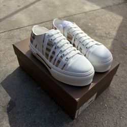 Burberry Size 6 Women 