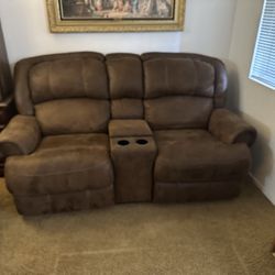 Reclining Loveseat w/ Center Storage Console