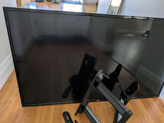 TCL Roku Smart TV 42" with Wall Mount – Excellent Condition