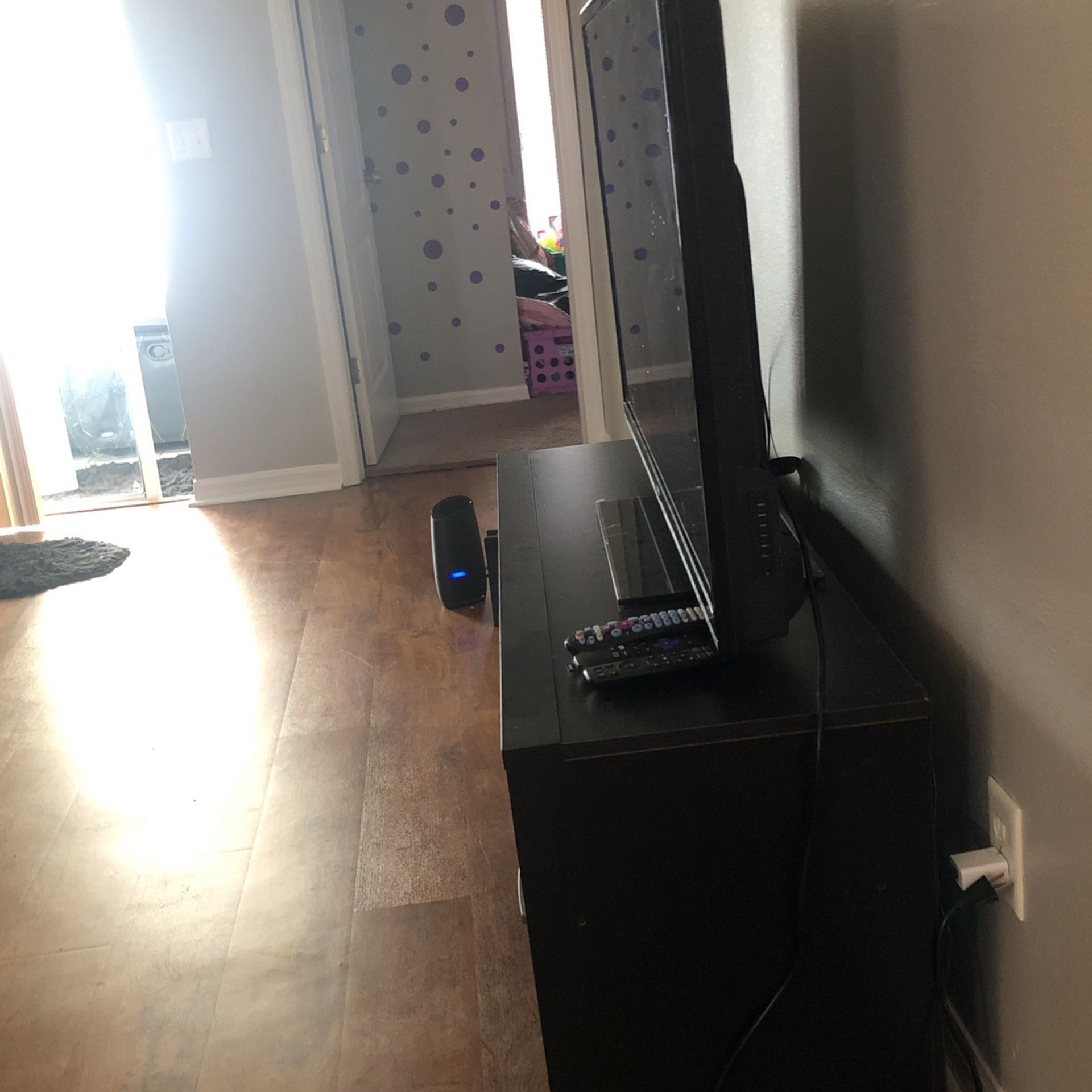 Tv / ROKU With Stand for Sale in Valrico, FL OfferUp