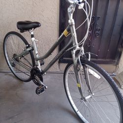 Nice Bike Giant CYPRESS HYBRID TIRES SIZE 700C FRAME SIZE SMALL 