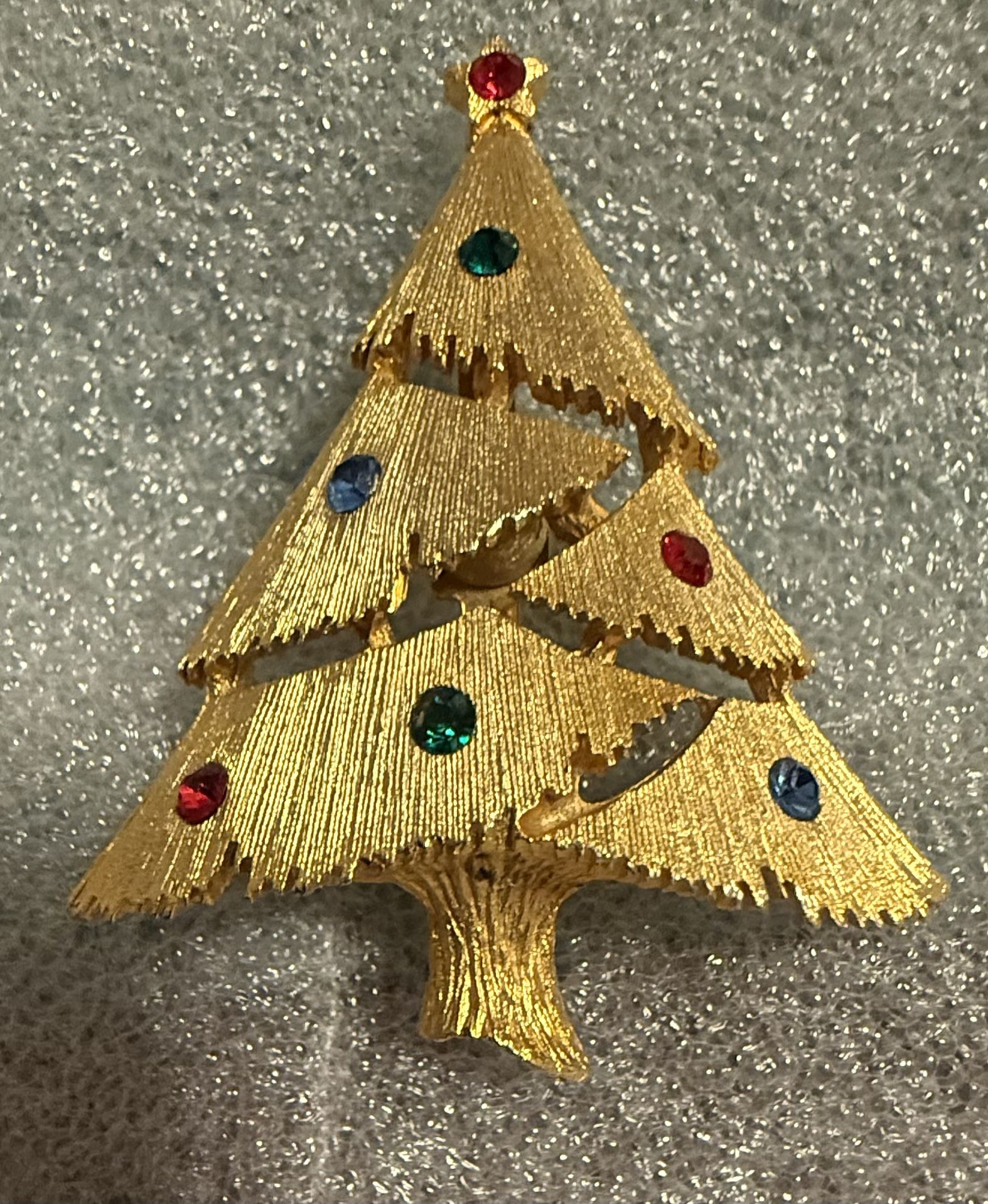 Christmas Tree Brooch VTG Pin Gold Toned Colored Rhinestones Possibly (JJ Jonette ?)