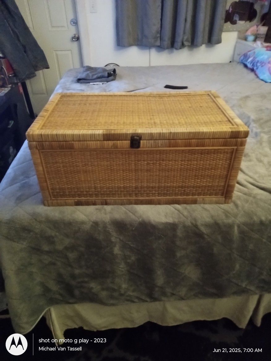 Wicker chest